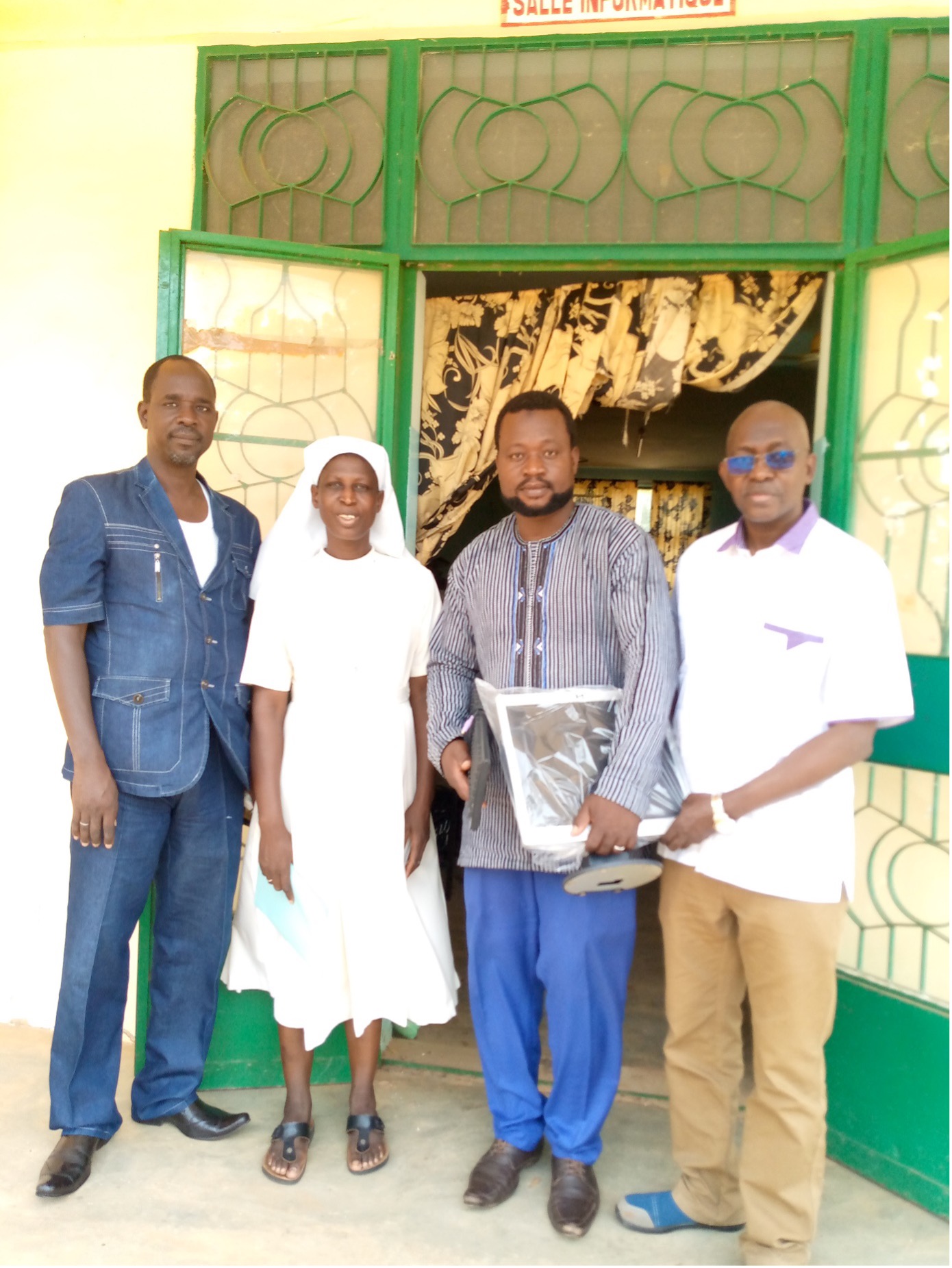 Remise d’ordinateurs au Lycée Marie Reine de Tenkodogo le 27 juillet 2022